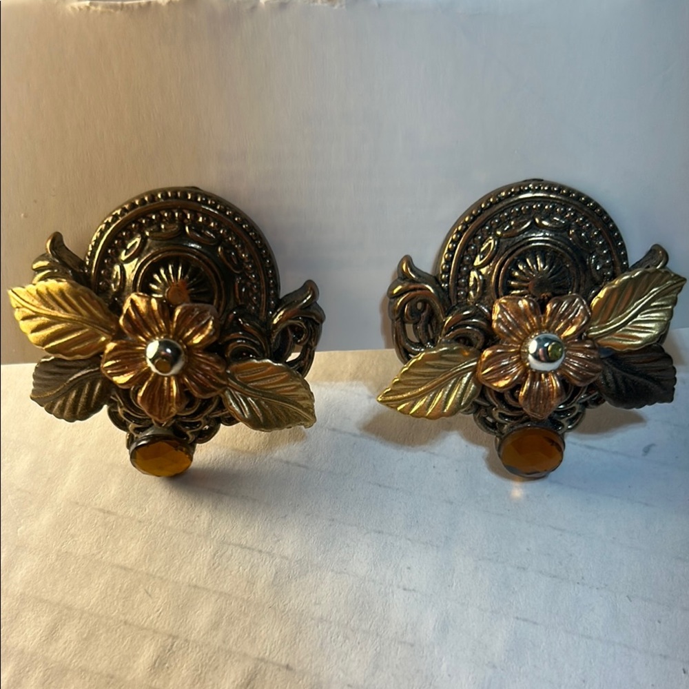 Gold and Bronze coloured VTG earrings.
The are CLIP ONS